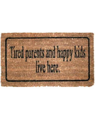 Kokosmåtte med tekst "Tired parents and happy kids live here."