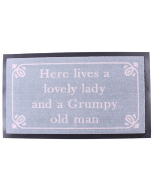 Nylonmåtte med tekst "Here lives a lovely lady and a Grumpy old man"