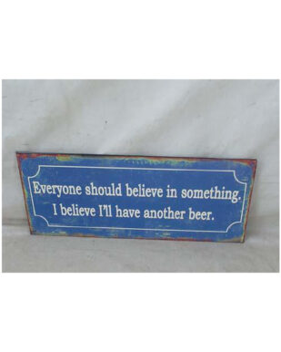Metalskilt med tekst. "Everyone should believe in something. I belive i'll have another beer."