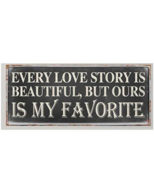 Metalskilt med tekst. "Every love story is beautiful