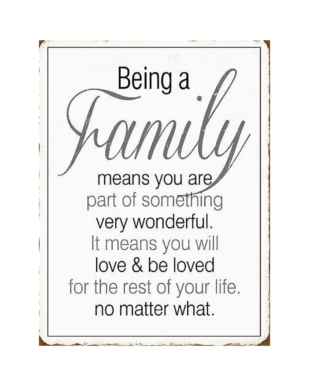 Metalskilt med tekst. "Being a family means you are part of something very wonderful. It means you will love & be loved for the rest of your life. No matter what."