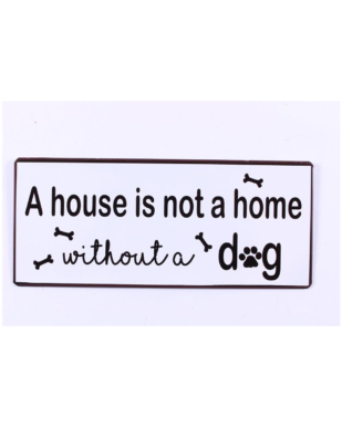Metalskilt med tekst. "A house is not a home without a dog"