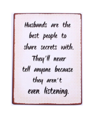 Metalskilt med tekst. "Husbands are the best people to share secrets with. They'll never tell anyone because they aren't even listening"