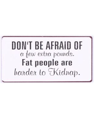 Magnet med tekst. "Don't be afaid of a few extra pounds. Fat people are harder to kidnap "