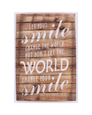 Træskilt med tekst. "Let your smile change the world