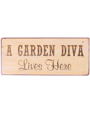 Metalskilt med tekst. "A garden diva lives here"