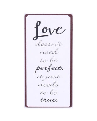 Magnet med tekst. "Love doesn't need to be perfect. It just needs to be true."