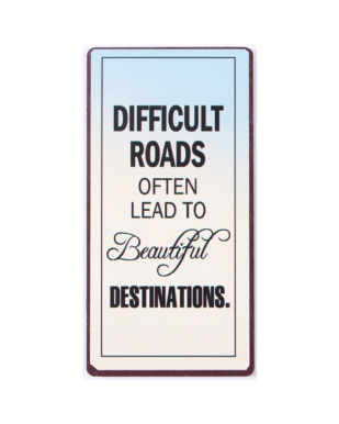 Magnet med tekst. "Difficult roads often lead to beautiful destinations"