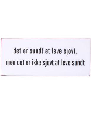 Metalskilt med tekst. "Det er sundt at leve sjovt