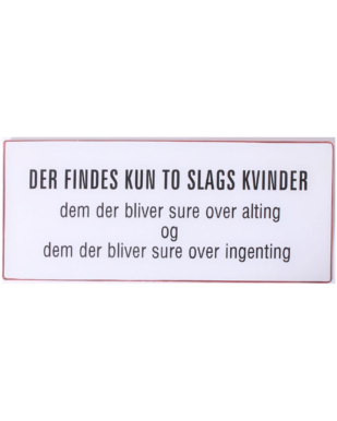 Metalskilt med tekst. "Der fines kun to slags kvinder