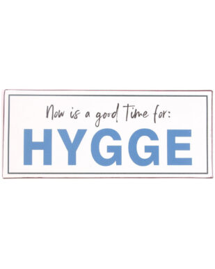Metalskilt med tekst. "Now is a good Time for: HYGGE"