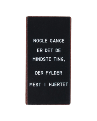 Magnet med tekst. "Nogle gang er det de mindste ting der fylder mest i hjertet"
